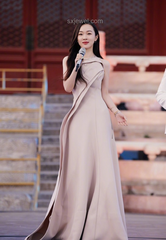 宋茜VOGUE红毯绿金抹胸裙穿搭指南